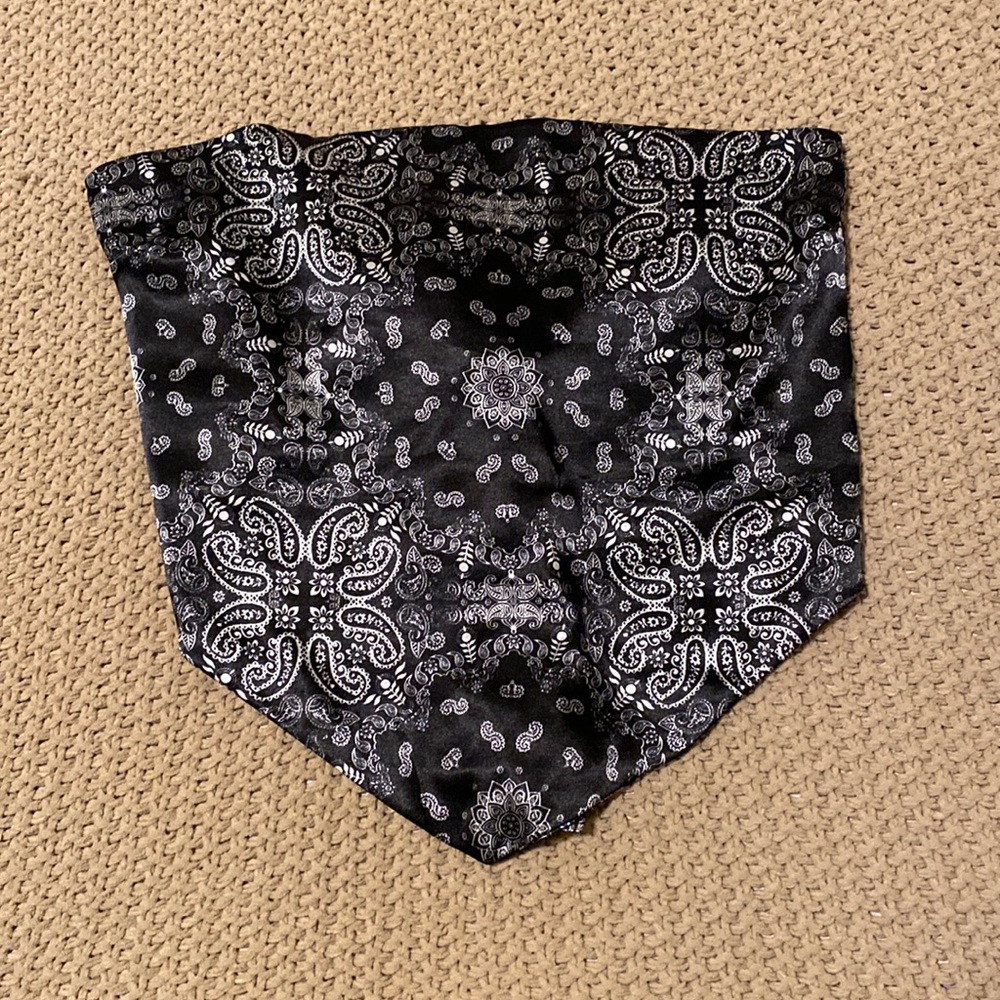 Black bandana print crop top 🖤